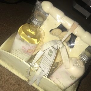 KN bath & body gift set